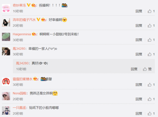 应采儿晒一家四口合影，与陈小春一人抱一娃，
