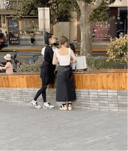 奚梦瑶脚踏六千元球鞋现身上海街头，网友惊讶
