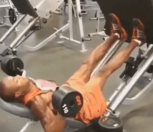 健身房的保洁阿姨有多野？健身三年小伙表示：