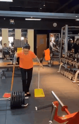 健身房的保洁阿姨有多野？健身三年小伙表示：