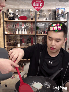 李佳琦半夜道歉，面对网友指责“飘”，回复：