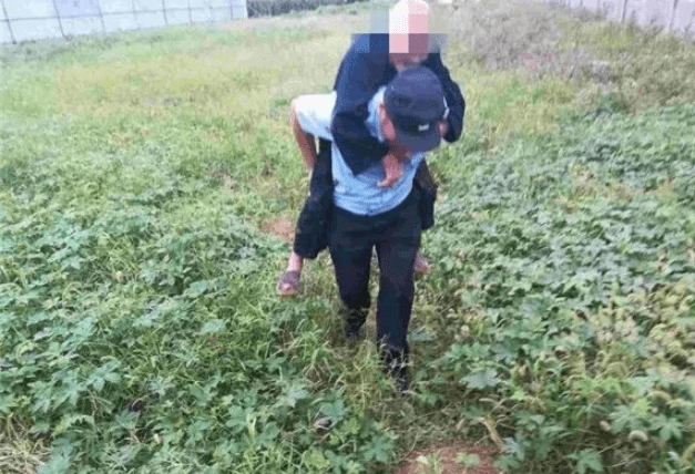 身边：老人外出迷路，平阴民警施以援手