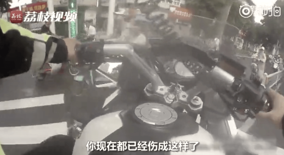 “你好，我是警察，你的外卖到了！”