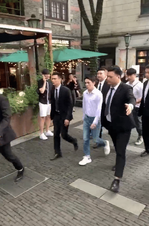 51岁于谦出行排场大，保安驱赶路人惹众怒，于谦