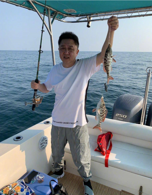 51岁于谦出行排场大，保安驱赶路人惹众怒，于谦