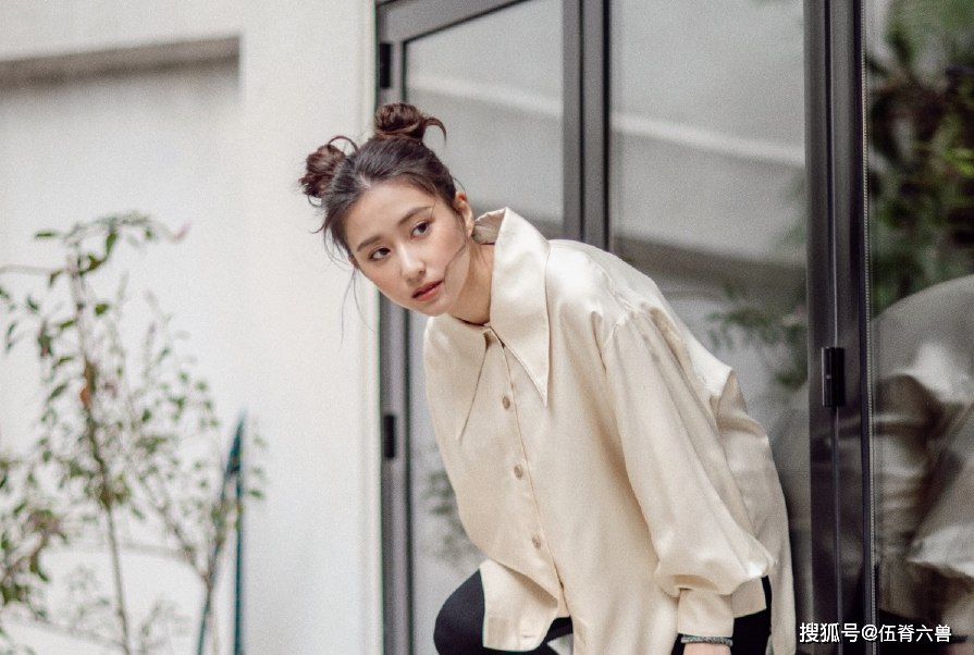 赌王儿女关系破冰？何超莲发杂志硬照，四房长