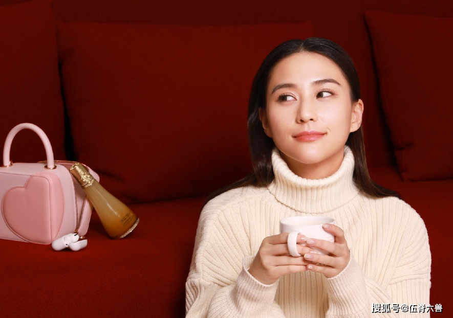 赌王儿女关系破冰？何超莲发杂志硬照，四房长