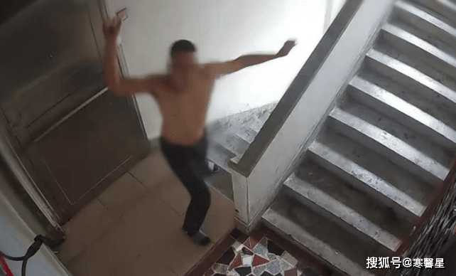 57岁阿姨被楼下男子“骚扰”三年，警察一来画风