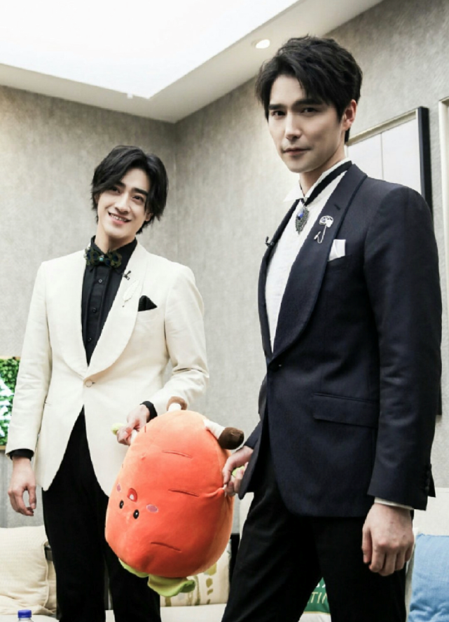 郑云龙新恋情曝光！小区教神秘女子练车，同返