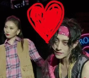 郑云龙新恋情曝光！小区教神秘女子练车，同返