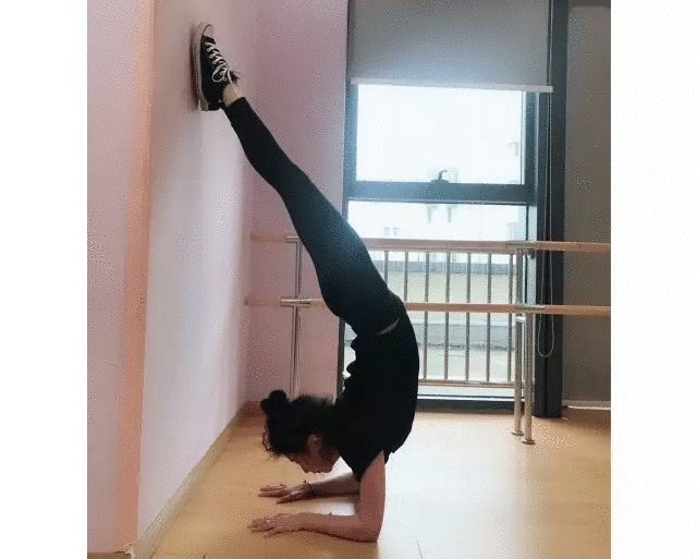 郑云龙新恋情曝光！小区教神秘女子练车，同返