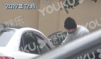 郑云龙新恋情曝光！小区教神秘女子练车，同返