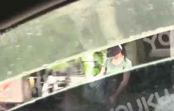 郑云龙新恋情曝光！小区教神秘女子练车，同返