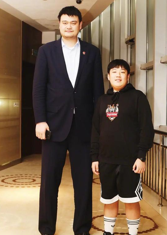 唐嫣与曹可凡儿子合照，被嘲矮挫胖的可可瘦3