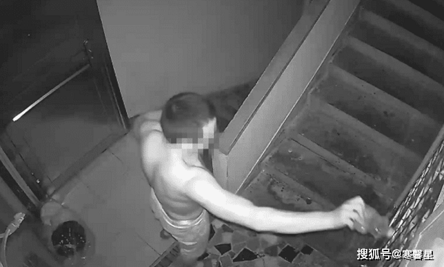 57岁阿姨被楼下男子“骚扰”三年，警察一来画风