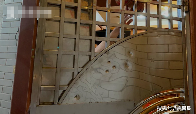 57岁阿姨被楼下男子“骚扰”三年，警察一来画风