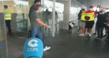 科贝电台：梅西父亲现身机场