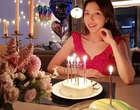 李泽楷新女友被嘲像丫鬟！为何大家怀念不后悔