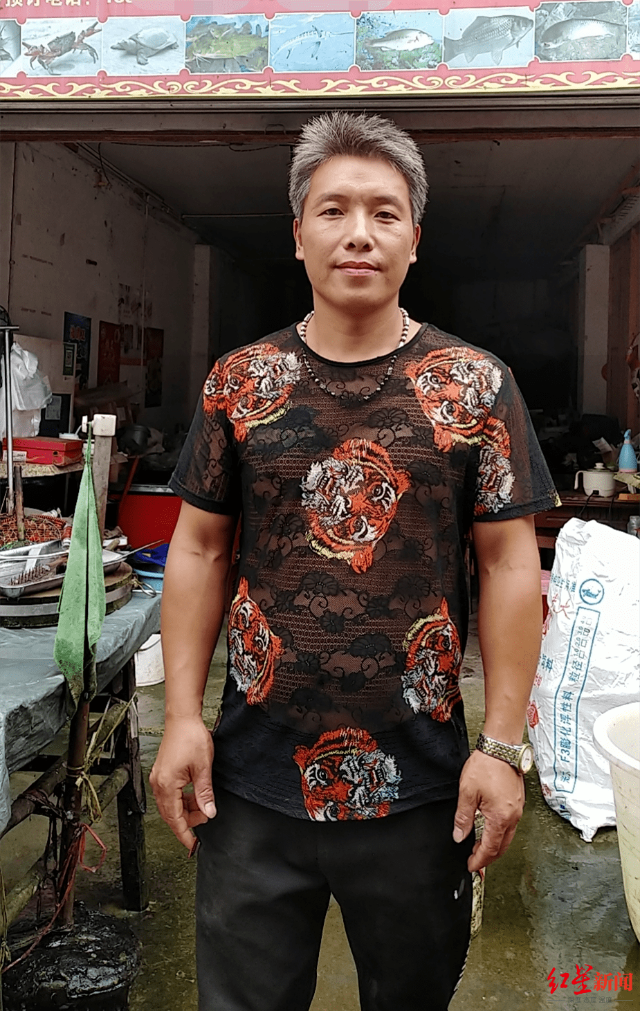 精神病男子挥舞榔头打砸银行 卖鱼老板渔网套头