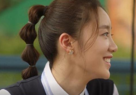 《三十而已》“林有有”，与男子当街拥抱，疑