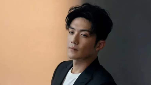 《三十而已》“林有有”，与男子当街拥抱，疑