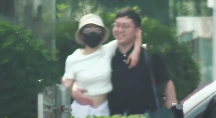 《三十而已》“林有有”，与男子当街拥抱，疑