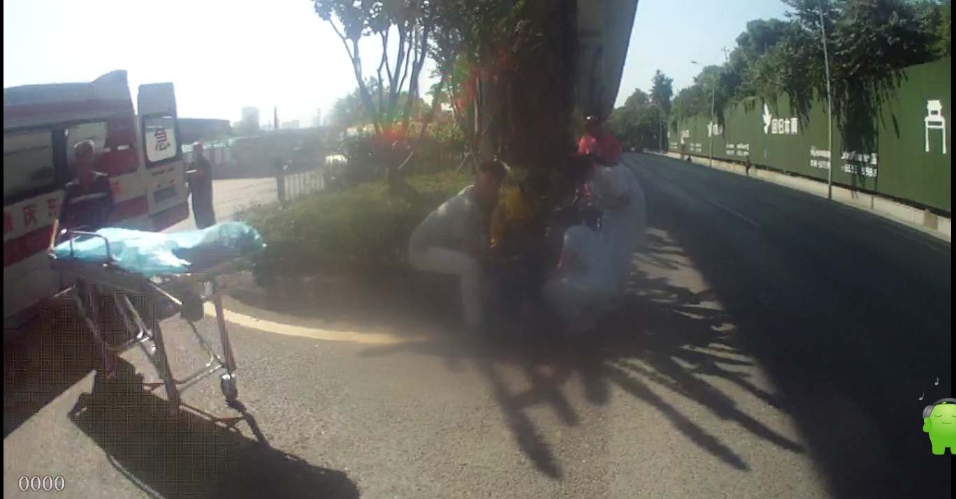 危险！外卖小哥赶时间送餐横穿三车道被撞