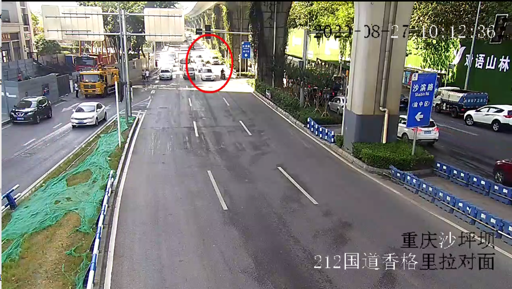 危险！外卖小哥赶时间送餐横穿三车道被撞