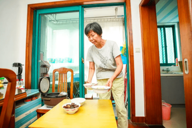 期盼家中装上扶手，越来越多上海老人咨询“房