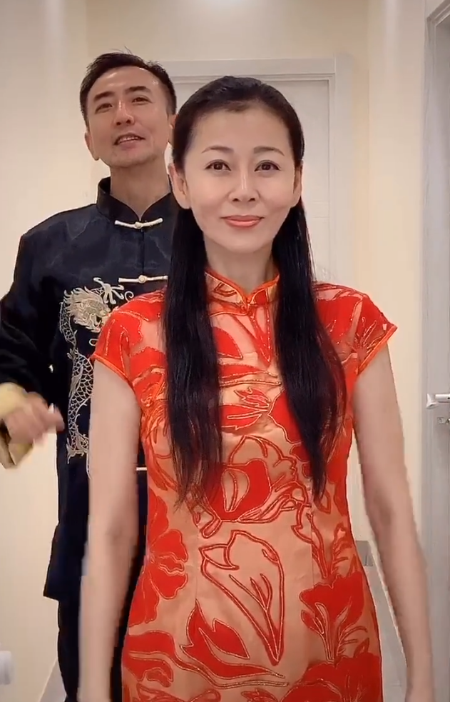 “齐妃”罕见晒儿健身照，五官优越身形健硕，