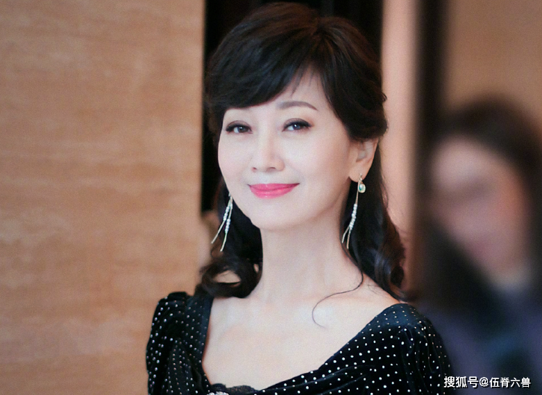 57岁叶童近况曝光，“素颜”显老态，被指不如旁