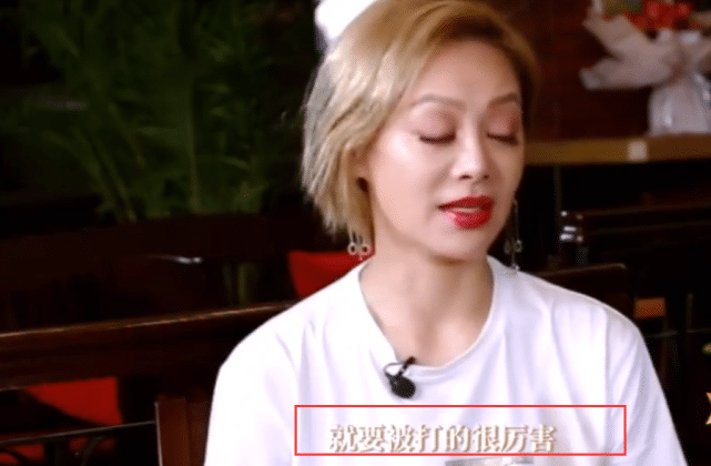 宁静与父亲同框比舞，宁爸满头黑发活力四射，