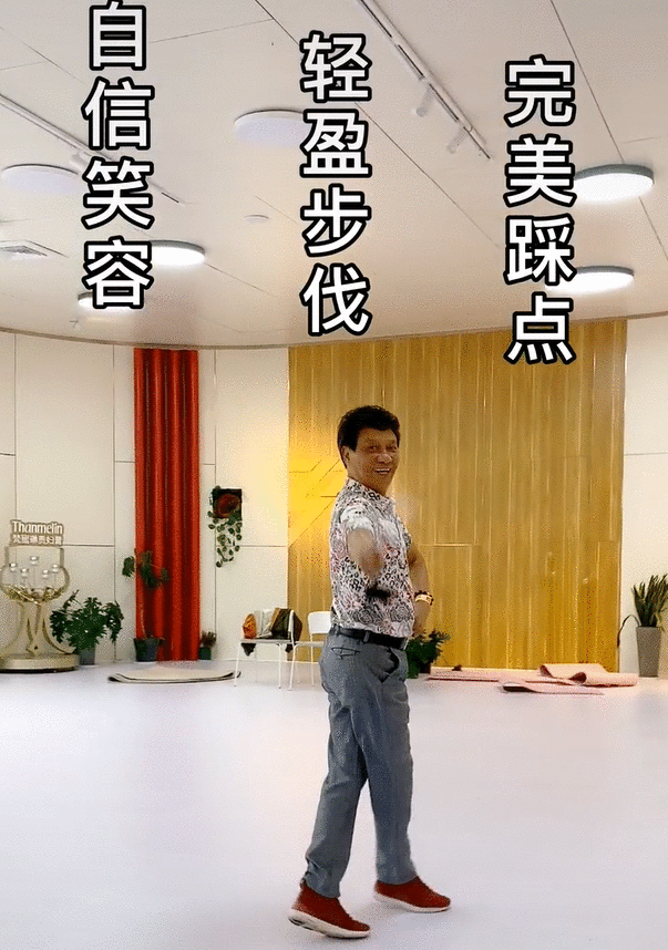 宁静与父亲同框比舞，宁爸满头黑发活力四射，