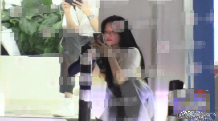 姜贞羽后又一圈内当红爱豆被曝恋情，公司否认