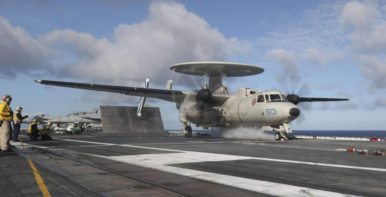 美国海军预警机发生意外，与航母上的F-18战机相