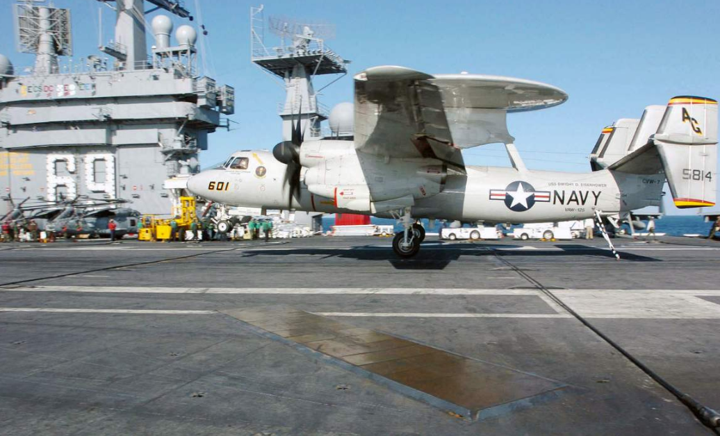 美国海军预警机发生意外，与航母上的F-18战机相