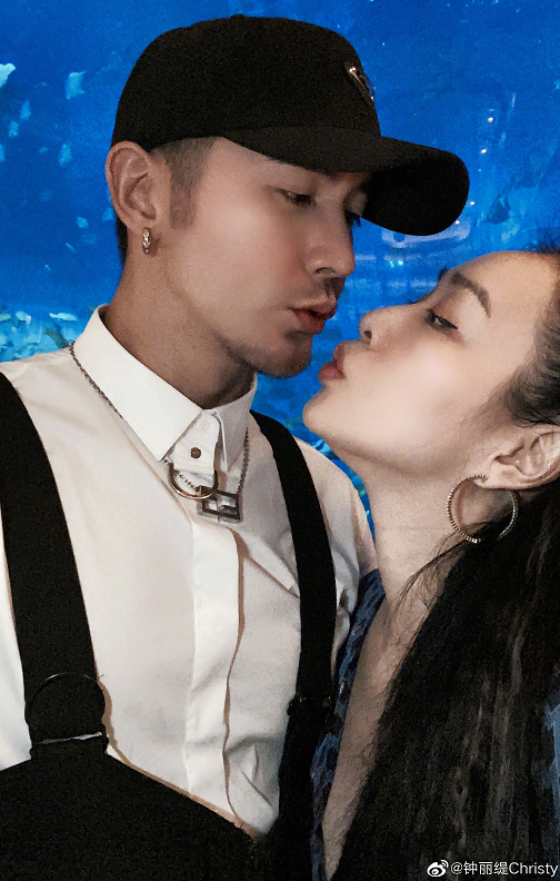 钟丽缇50岁生日将至，晒美照秀恩爱，皮肤吹弹可