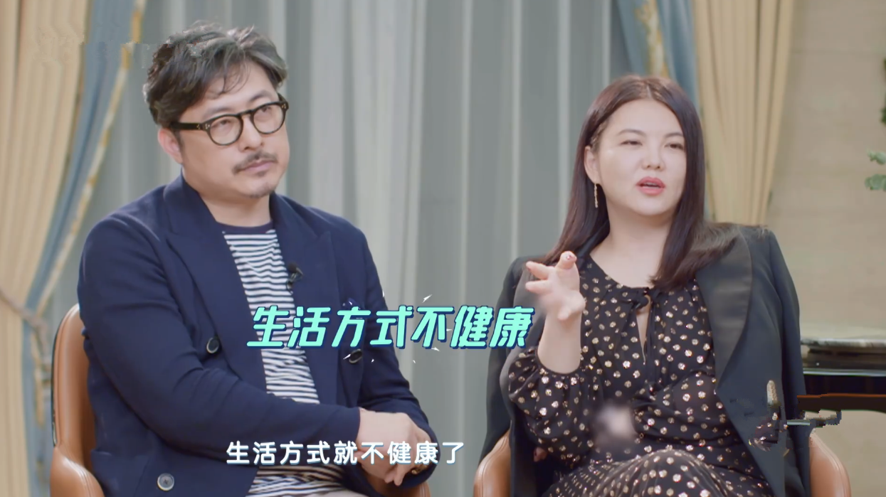 王岳伦殷勤给老婆烤肉煎鸡蛋，李湘奖励亲吻一