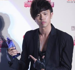 小鬼猝逝现场曝光，穿T恤内裤口鼻撞伤出血电视