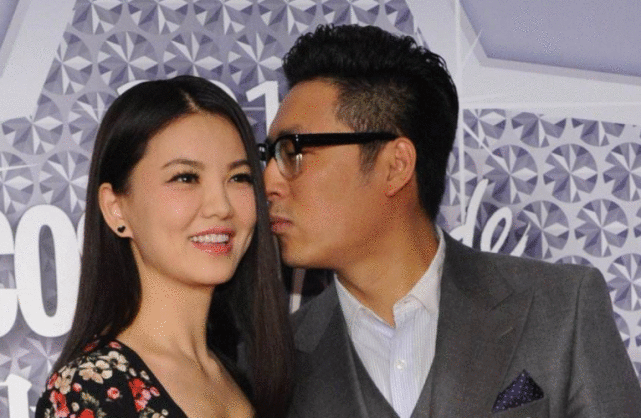 “上有老下有小”知名导演与神秘女子搂搂抱抱