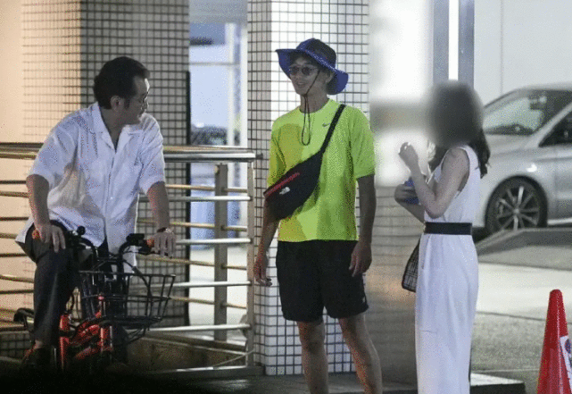 “上有老下有小”知名导演与神秘女子搂搂抱抱