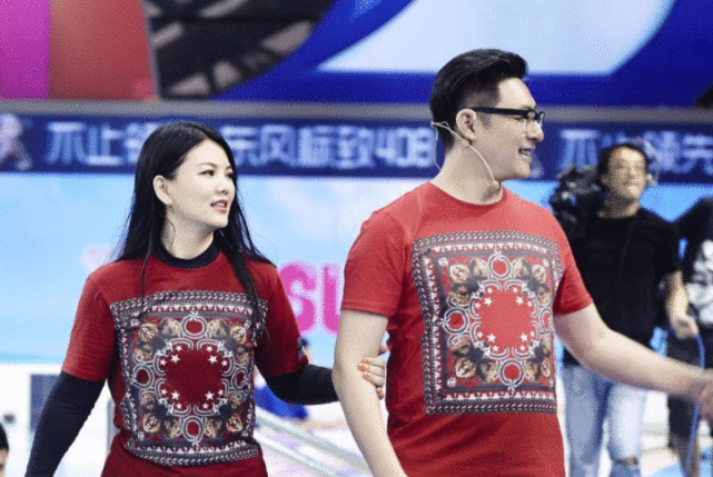 “上有老下有小”知名导演与神秘女子搂搂抱抱