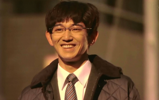 “上有老下有小”知名导演与神秘女子搂搂抱抱