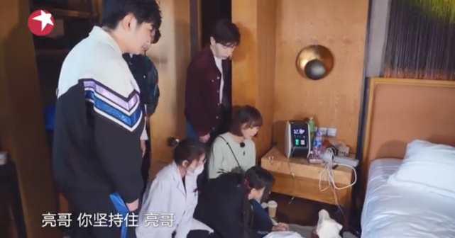 贾乃亮严重高反躺地吸氧，李小璐疑隔空鼓励：