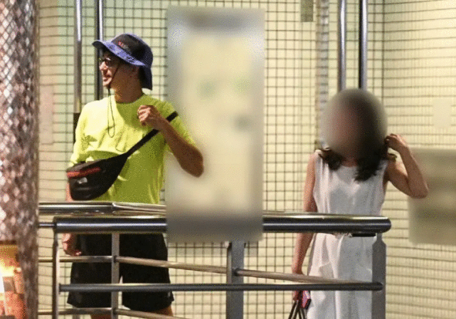 “上有老下有小”知名导演与神秘女子搂搂抱抱