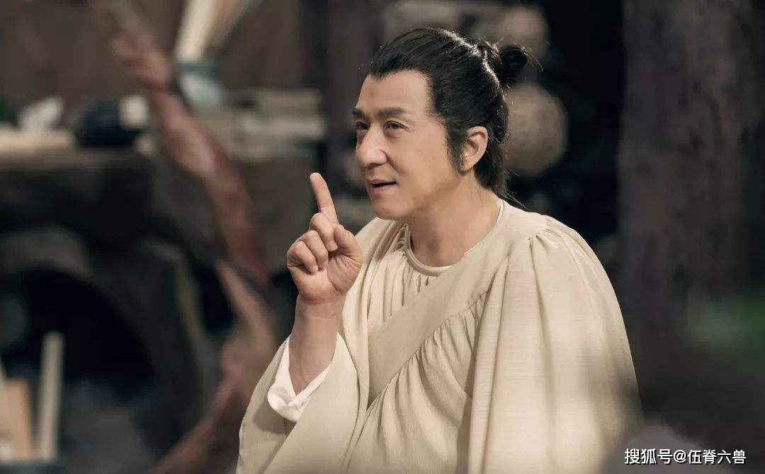 成龙低调现身陈木胜辞灵礼，脸上皱纹明显，头