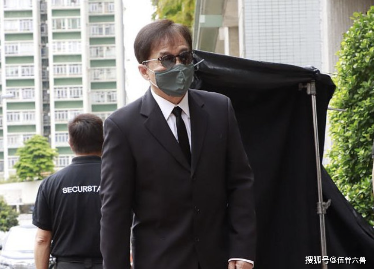 成龙低调现身陈木胜辞灵礼，脸上皱纹明显，头