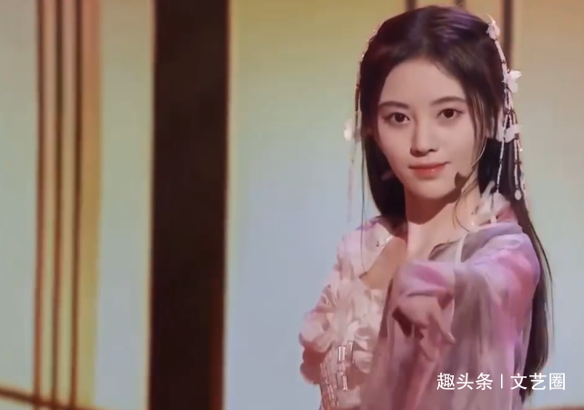 鞠婧祎旧图曝光又被质疑整容，王思聪吃瓜，美