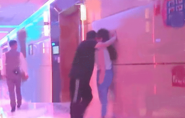 “上有老下有小”知名导演与神秘女子搂搂抱抱