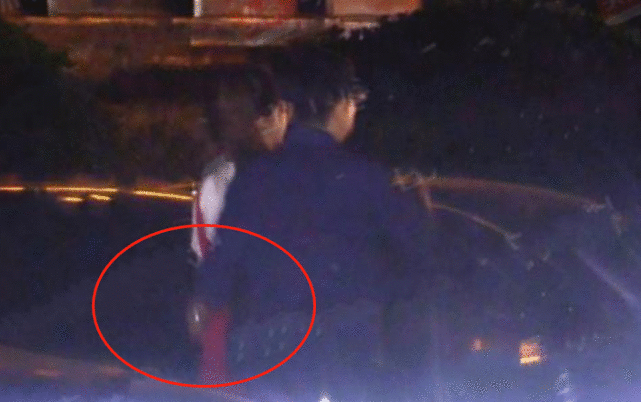 “上有老下有小”知名导演与神秘女子搂搂抱抱